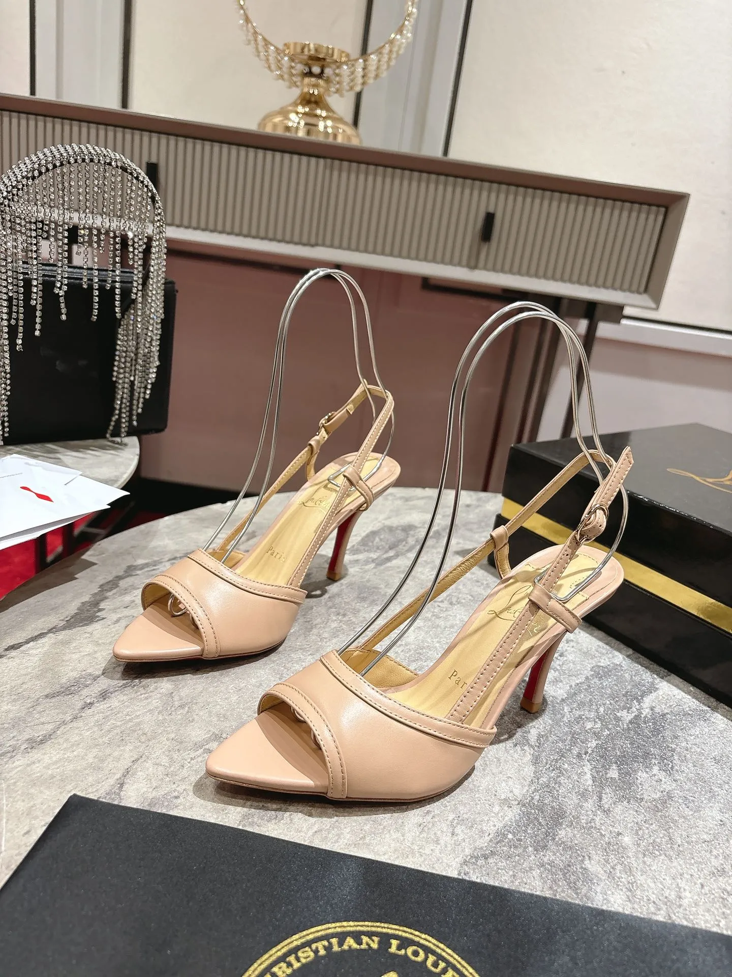 👟👟Ex-factory price 640👟👟 🆑❥∙Back empty sandals🦋✪ꫛꫀw.✔︎ Featuring a slightly pointed toe and slim straps, this model is crafted in white calfskin with an 85mm heel height and added hand-placed crystals on the front. It features our signature Louboutin red sole with Christian Louboutin's signature and heart-shaped stamped logo on the insole. Size: 34 yards-43 yards (34.40.41.42. Customized, non-refundable and non-exchangeable‼️, 43 yards➕20💰) Heel height: 8.5 Color: white black